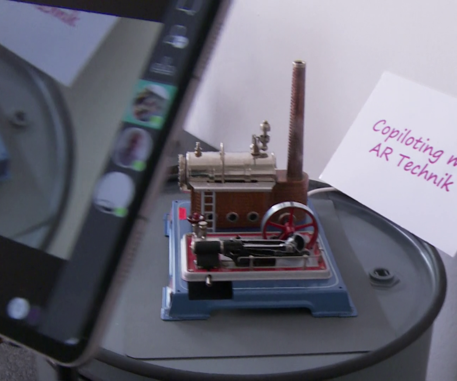 Blick auf den Video Remote Support Produktdemonstrator, eine Dampfmaschine